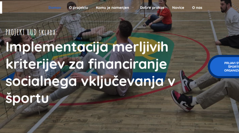 Osnovna stran projekta Hud Sklad - Implementacija merljivih kriterijev za financiranje socialnega vključevanja v športu. Na fotografiji je prikazana odbojka sede.