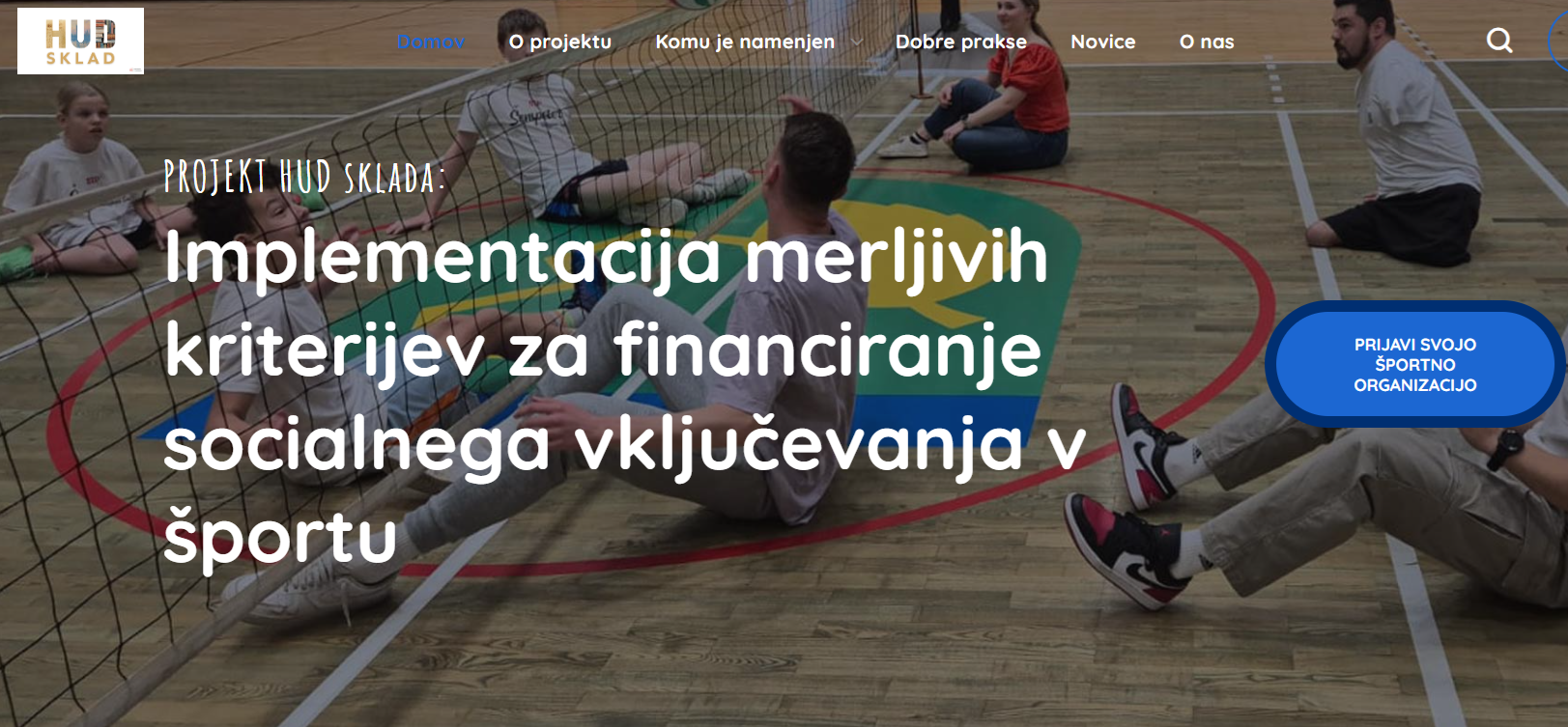Osnovna stran projekta Hud Sklad - Implementacija merljivih kriterijev za financiranje socialnega vključevanja v športu. Na fotografiji je prikazana odbojka sede.