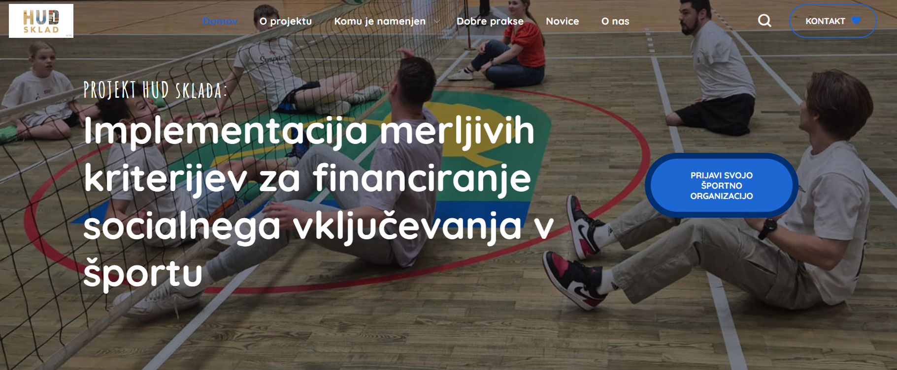 Osnovna stran projekta Hud Sklad - Implementacija merljivih kriterijev za financiranje socialnega vključevanja v športu. Na fotografiji je prikazana odbojka sede.