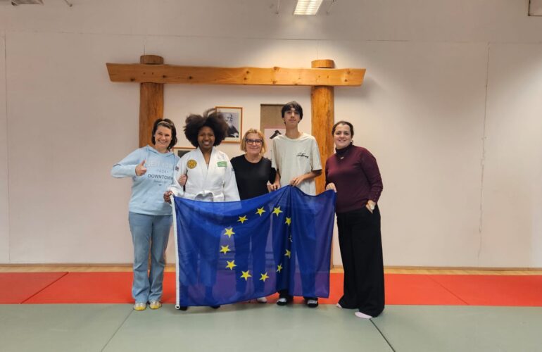 Bouchra s sošolci in učiteljicama v Klubu Sankaku Ljubljana.